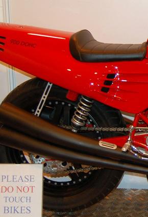 مزاد علني على دراجة فيراري 900 